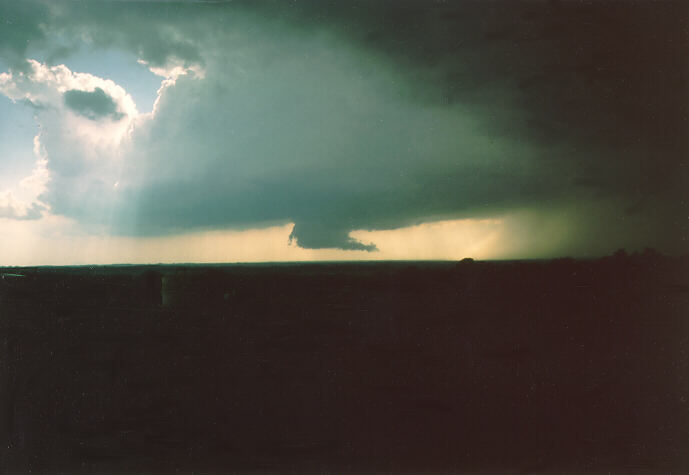 cumulonimbus thunderstorm_base : photo by Ted Best   25 May 1997