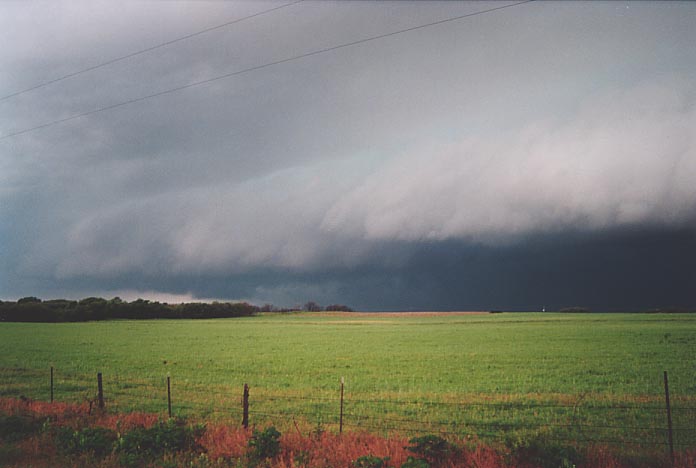 shelfcloud shelf_cloud : SW of Elk City along route 283 Oklahoma, USA   19 May 2001