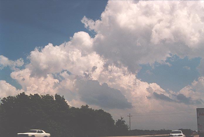 thunderstorm cumulonimbus_calvus : S of Norman, Oklahoma, USA   20 May 2001