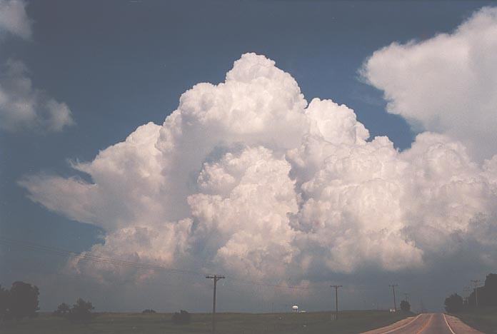 thunderstorm cumulonimbus_incus : E of Purcell, Oklahoma, USA   20 May 2001