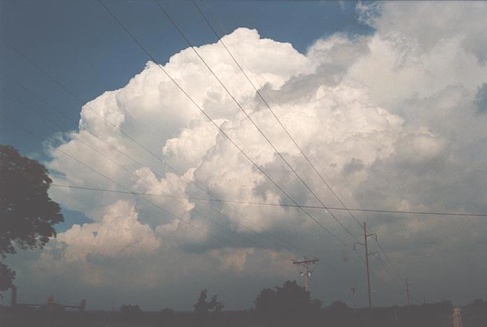 thunderstorm cumulonimbus_incus : further E of Purcell, Oklahoma, USA   20 May 2001