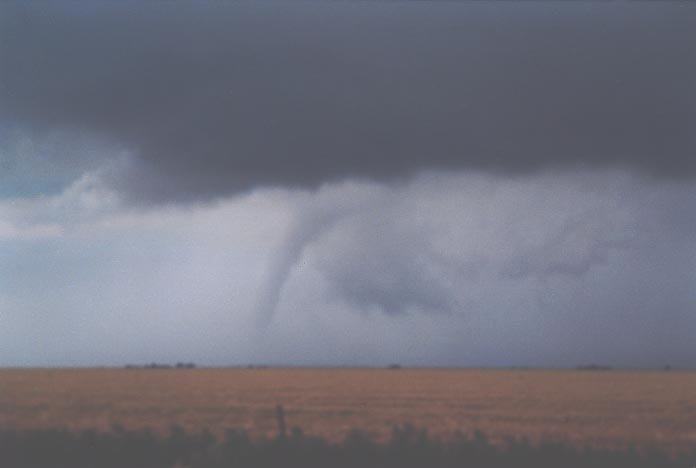 tornadoes funnel_tornado_waterspout : N of Amarillo, Texas, USA   29 May 2001