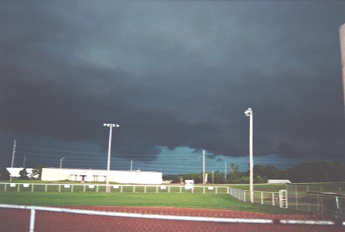 cumulonimbus thunderstorm_base : Coffeyville, Kansas, USA   3 June 2001