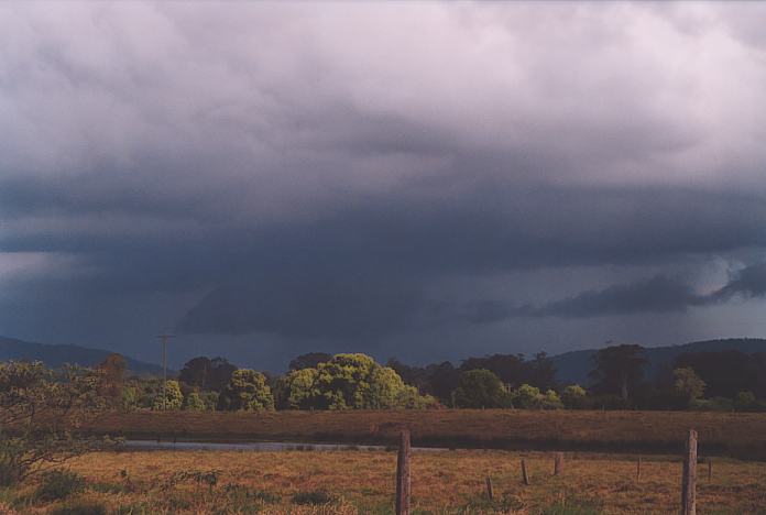 wallcloud thunderstorm_wall_cloud : 16km S of Nabiac, NSW   3 October 2001
