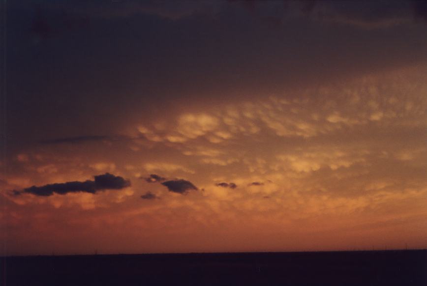 mammatus mammatus_cloud : S of Littlefield, Route 1490, Texas, USA   3 June 2003