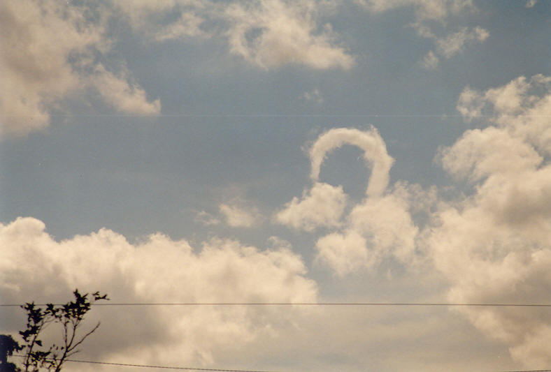 tornadoes funnel_tornado_waterspout : McKees Hill, NSW   25 October 2003