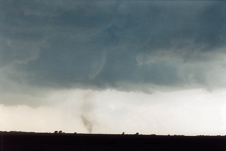 wallcloud thunderstorm_wall_cloud : W of Chester, Nebraska, USA   24 May 2004