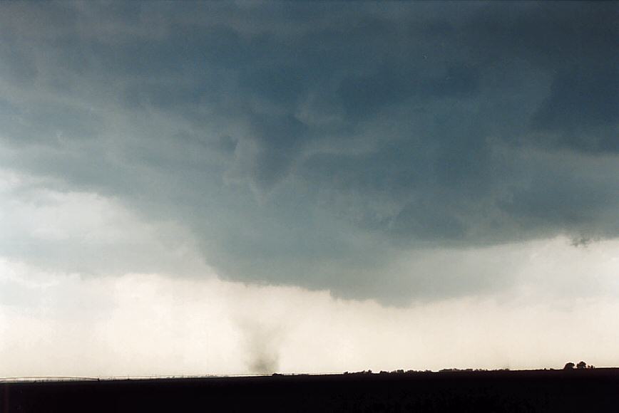 wallcloud thunderstorm_wall_cloud : W of Chester, Nebraska, USA   24 May 2004