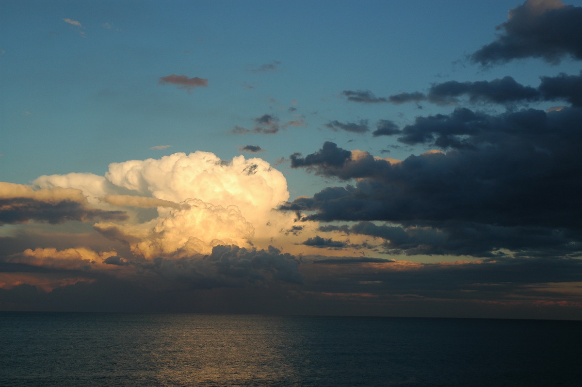 thunderstorm cumulonimbus_incus : Cabarita, NSW   17 July 2004