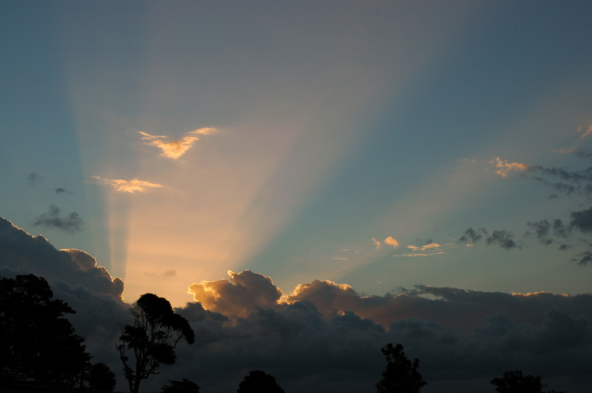 halosundog halo_sundog_crepuscular_rays : McLeans Ridges, NSW   4 April 2005