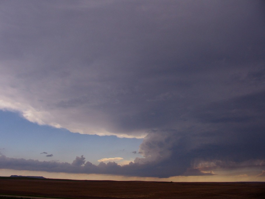 thunderstorm cumulonimbus_incus : E of Wanblee, South Dakota, USA   7 June 2005