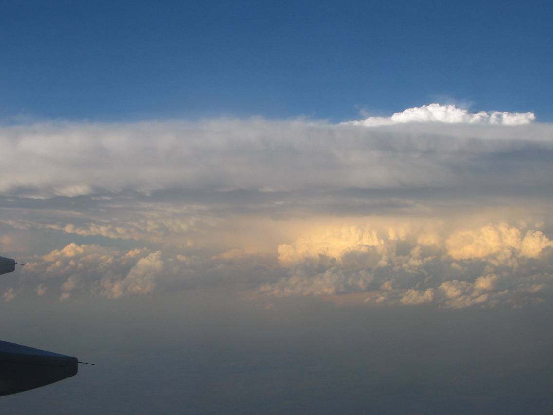 thunderstorm cumulonimbus_incus : above W Texas, USA   9 June 2005