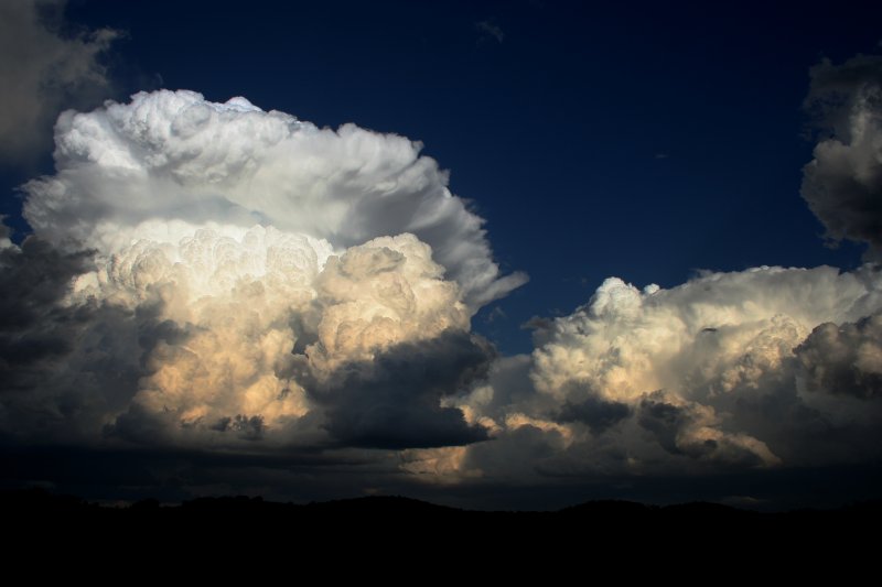 thunderstorm cumulonimbus_incus : near Nowendoc, NSW   27 October 2005