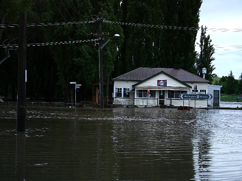 flashflooding flood_pictures : Molong, NSW   8 November 2005