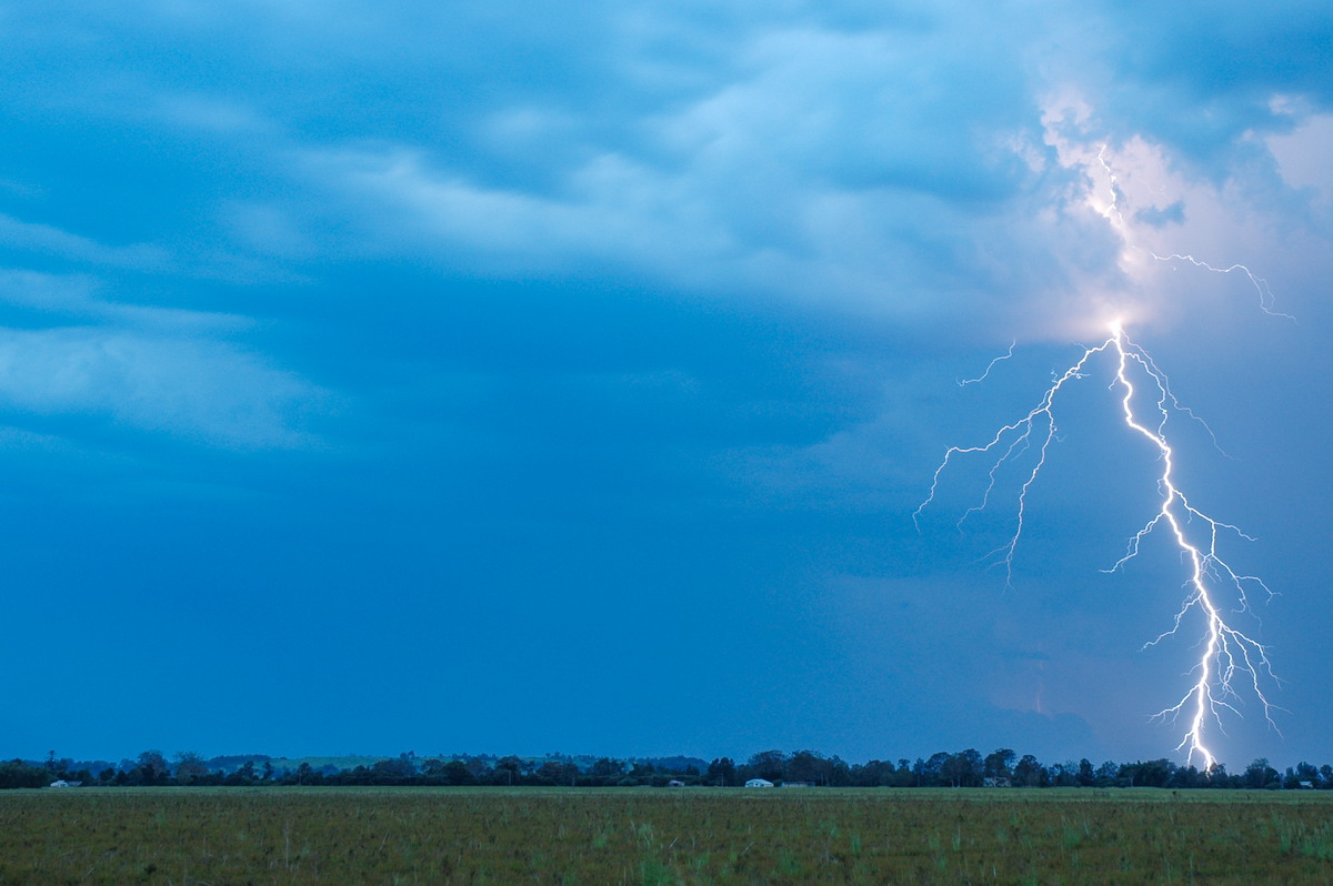 lightning lightning_bolts : S of Lismore, NSW   3 January 2006