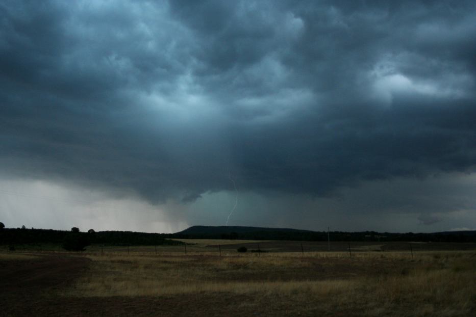 cumulonimbus thunderstorm_base : E of Parkes, NSW   15 January 2006