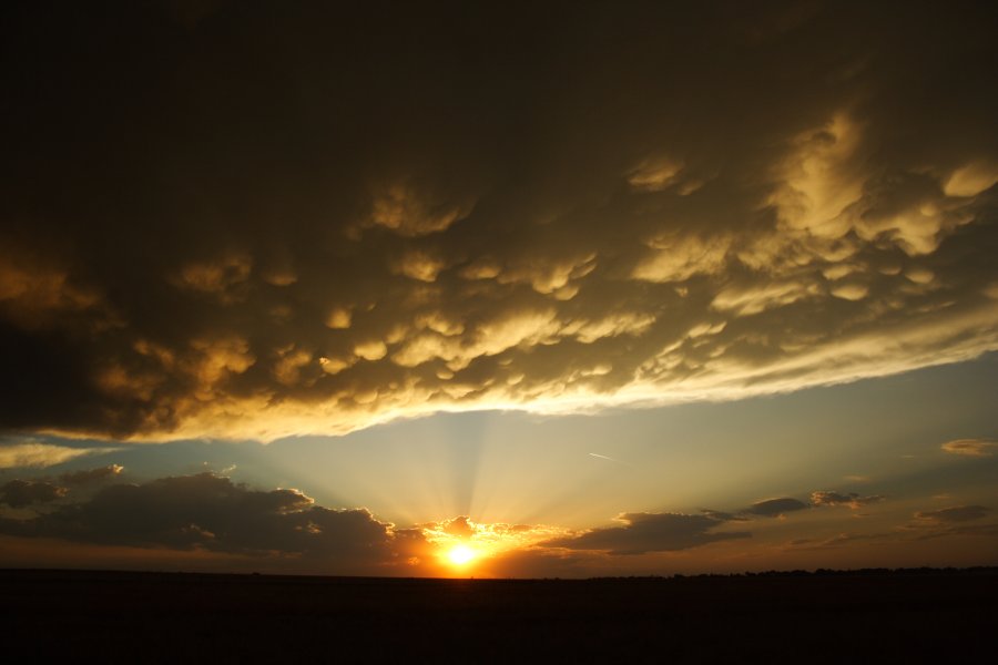 mammatus mammatus_cloud : N of Stinnett, Texas, USA   21 May 2006