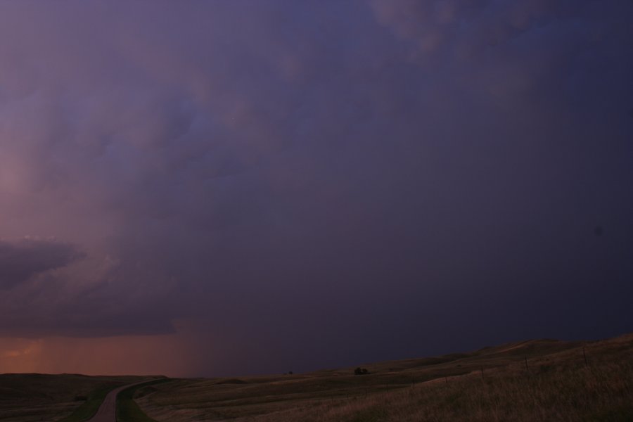 mammatus mammatus_cloud : S of Bismark, North Dakota, USA   27 May 2006