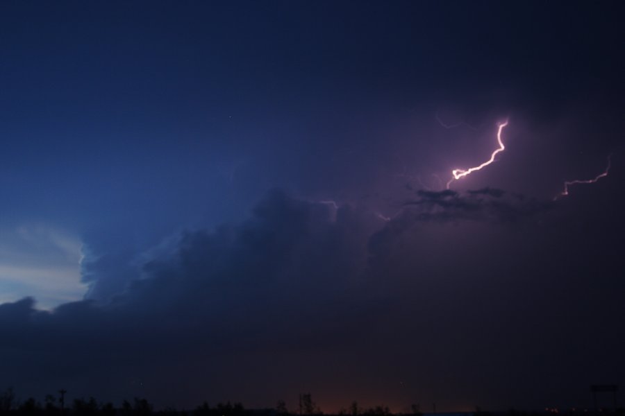 lightning lightning_bolts : S of Bismark, North Dakota, USA   27 May 2006