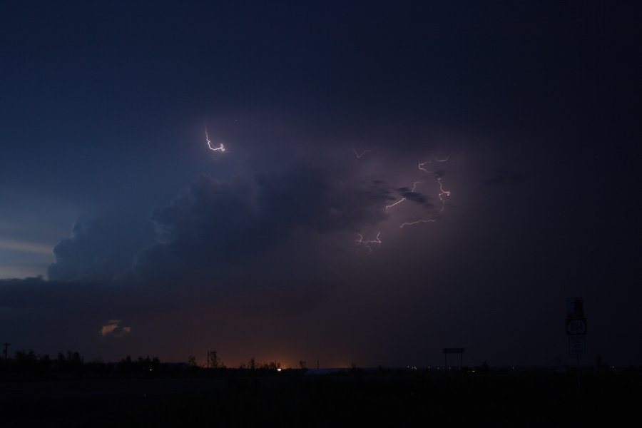lightning lightning_bolts : S of Bismark, North Dakota, USA   27 May 2006