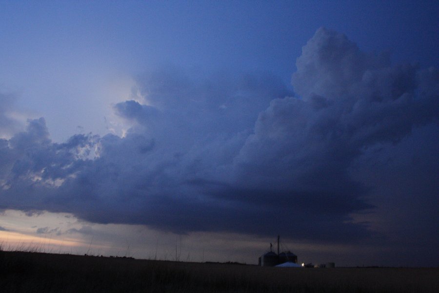 thunderstorm cumulonimbus_calvus : SE of Kinsley, Kansas, USA   29 May 2006