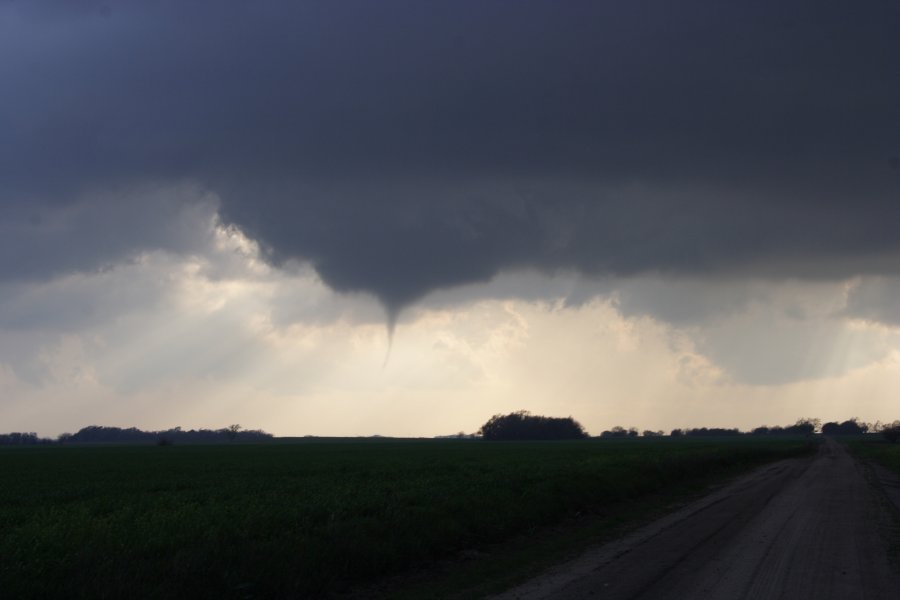 tornadoes funnel_tornado_waterspout : Nickerson, Kansas, USA   24 April 2007