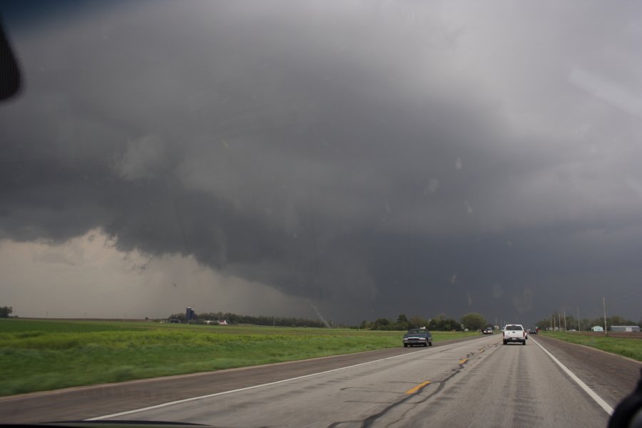 wallcloud thunderstorm_wall_cloud : near Pratt, Kansas, USA   5 May 2007
