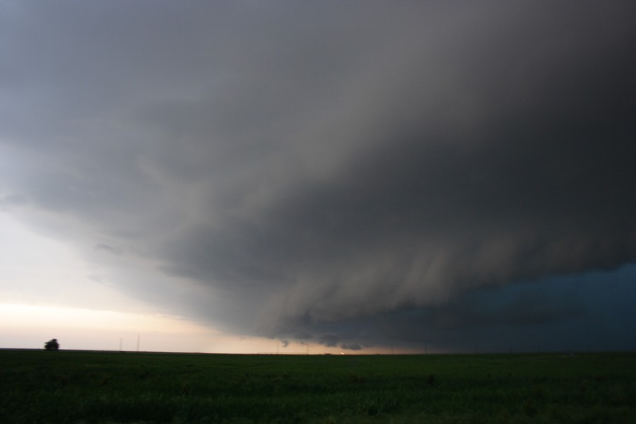 cumulonimbus supercell_thunderstorm : S of Darrouzett, Texas, USA   23 May 2007