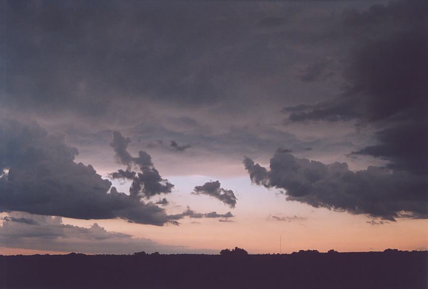 mammatus mammatus_cloud : near Cement, Oklahoma, USA   10 June 2003