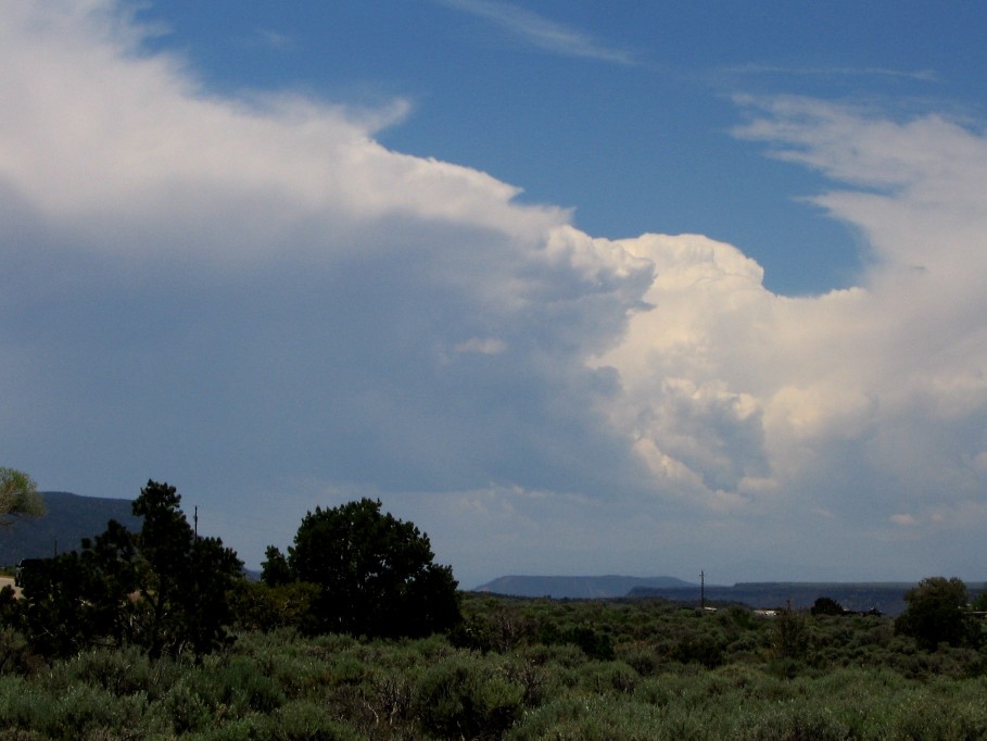 thunderstorm cumulonimbus_incus : S of Taos, New Mexico, USA   27 May 2005