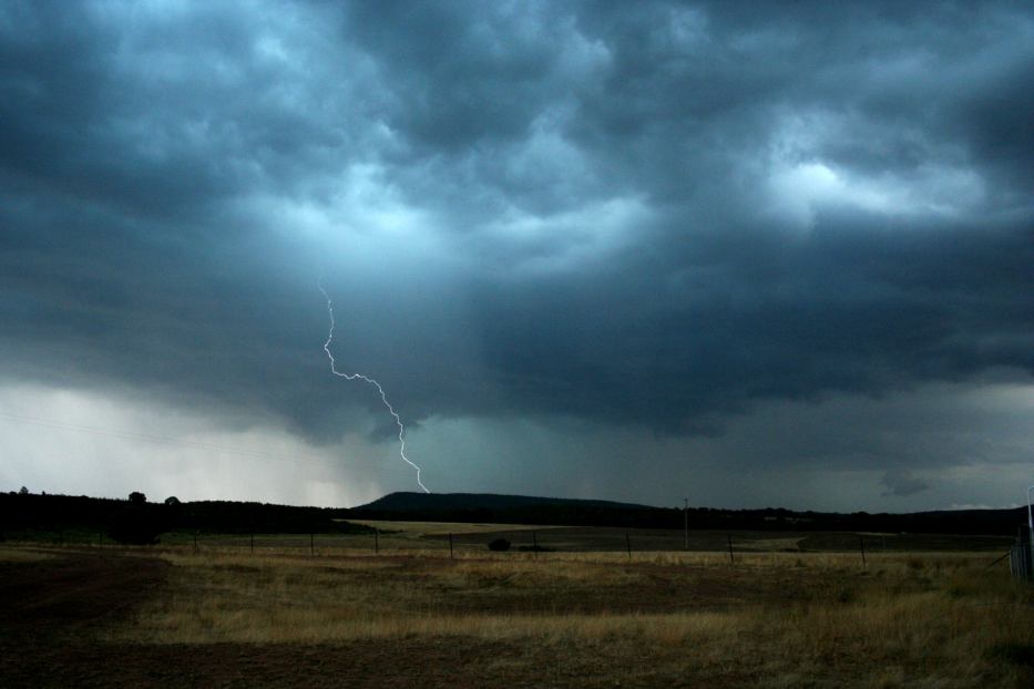 cumulonimbus thunderstorm_base : E of Parkes, NSW   15 January 2006