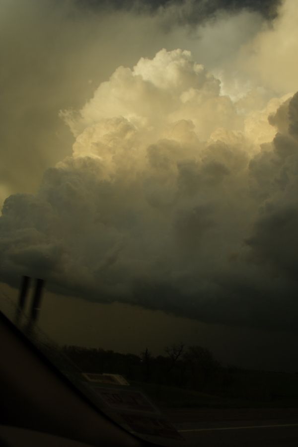 thunderstorm cumulonimbus_incus : Hiawatha, Kansas, USA   15 April 2006