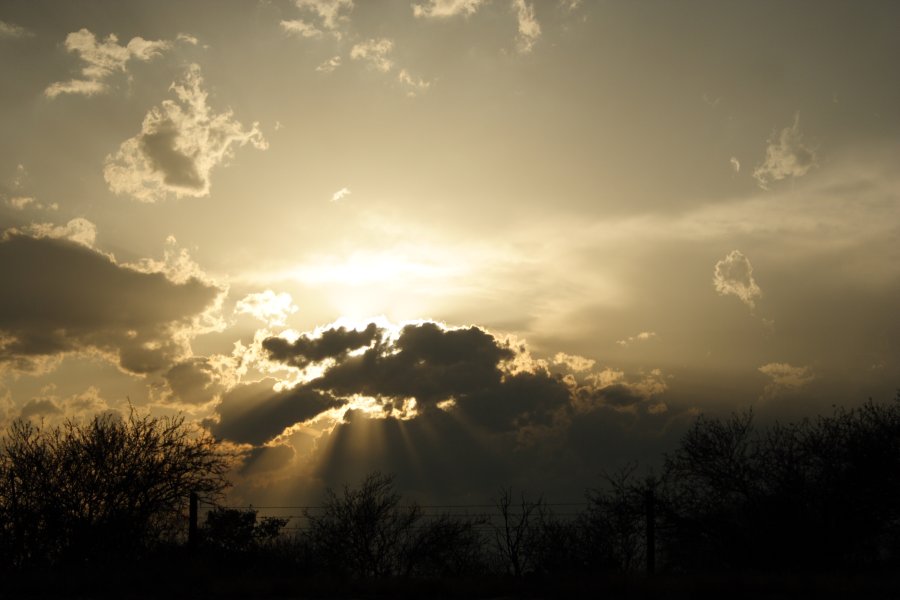 halosundog halo_sundog_crepuscular_rays : N of Del Rio, Texas, USA   14 May 2006