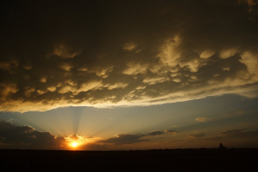 mammatus mammatus_cloud : N of Stinnett, Texas, USA   21 May 2006