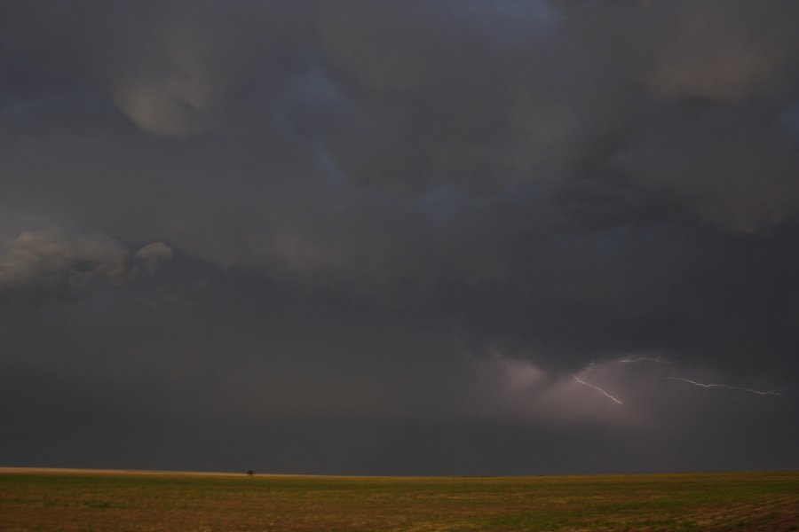 mammatus mammatus_cloud : N of Stinnett, Texas, USA   21 May 2006