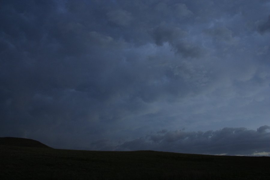 mammatus mammatus_cloud : S of Bismark, North Dakota, USA   27 May 2006