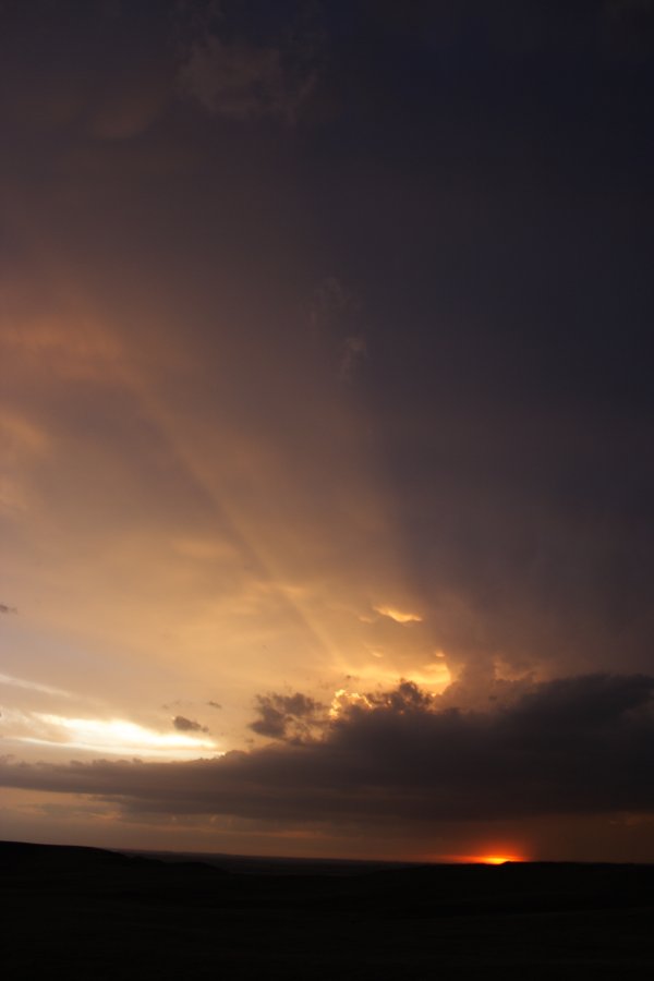 mammatus mammatus_cloud : S of Bismark, North Dakota, USA   27 May 2006