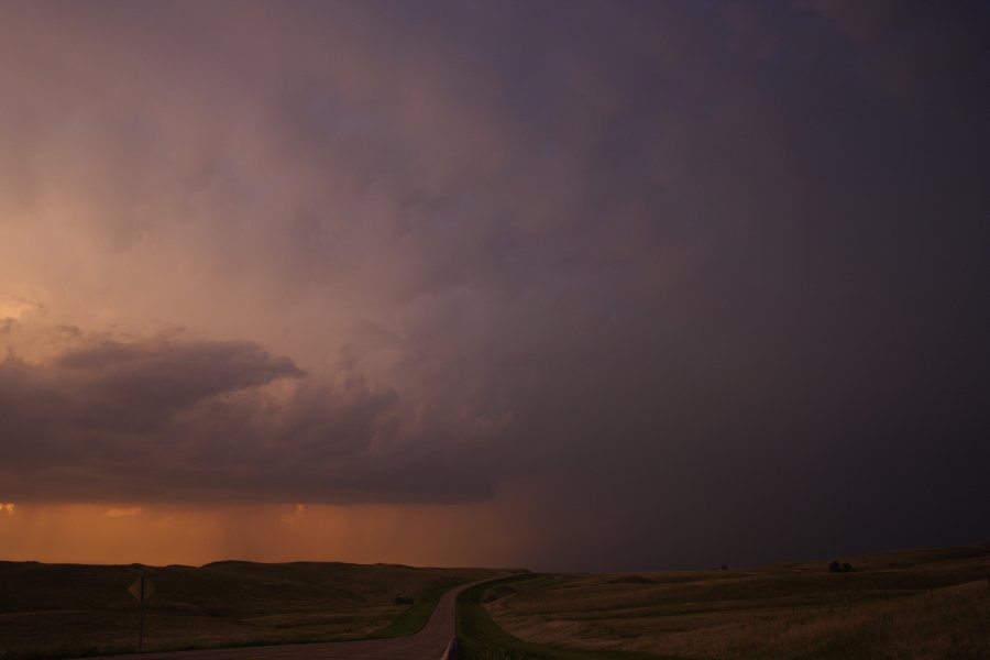 mammatus mammatus_cloud : S of Bismark, North Dakota, USA   27 May 2006