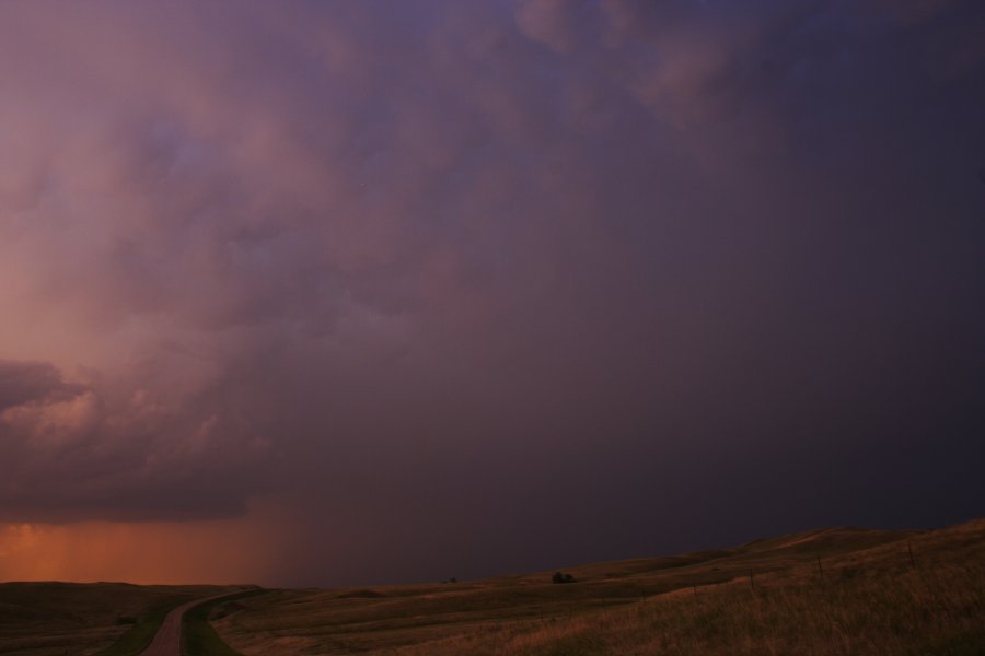 mammatus mammatus_cloud : S of Bismark, North Dakota, USA   27 May 2006