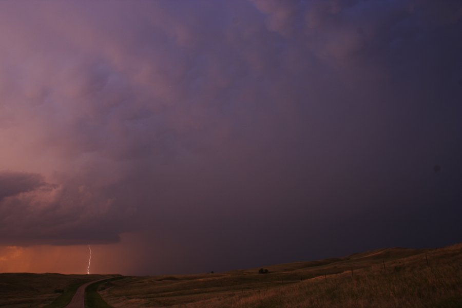 mammatus mammatus_cloud : S of Bismark, North Dakota, USA   27 May 2006