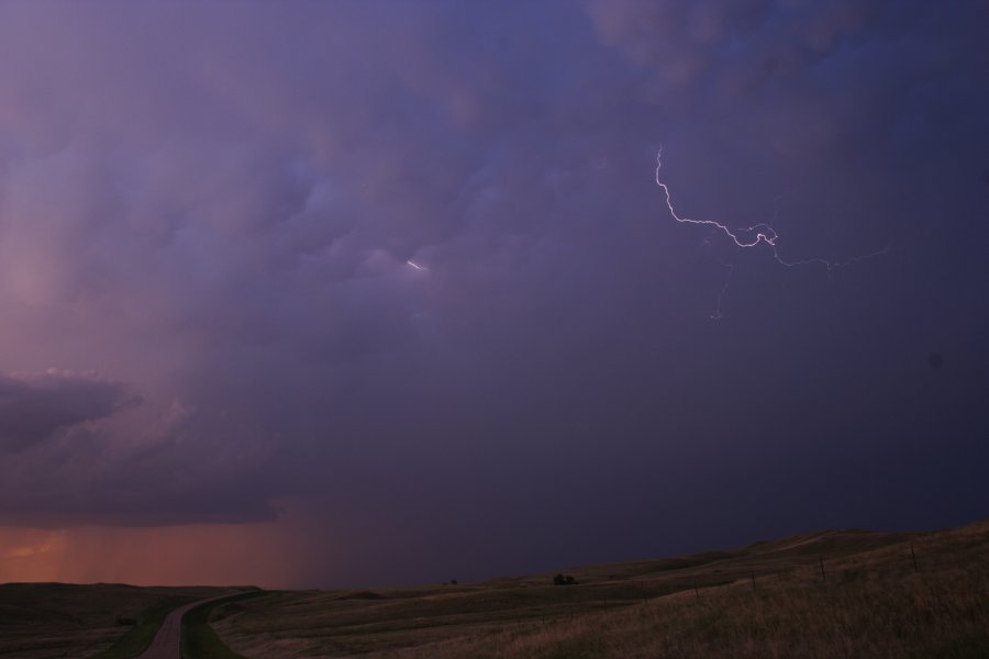 mammatus mammatus_cloud : S of Bismark, North Dakota, USA   27 May 2006