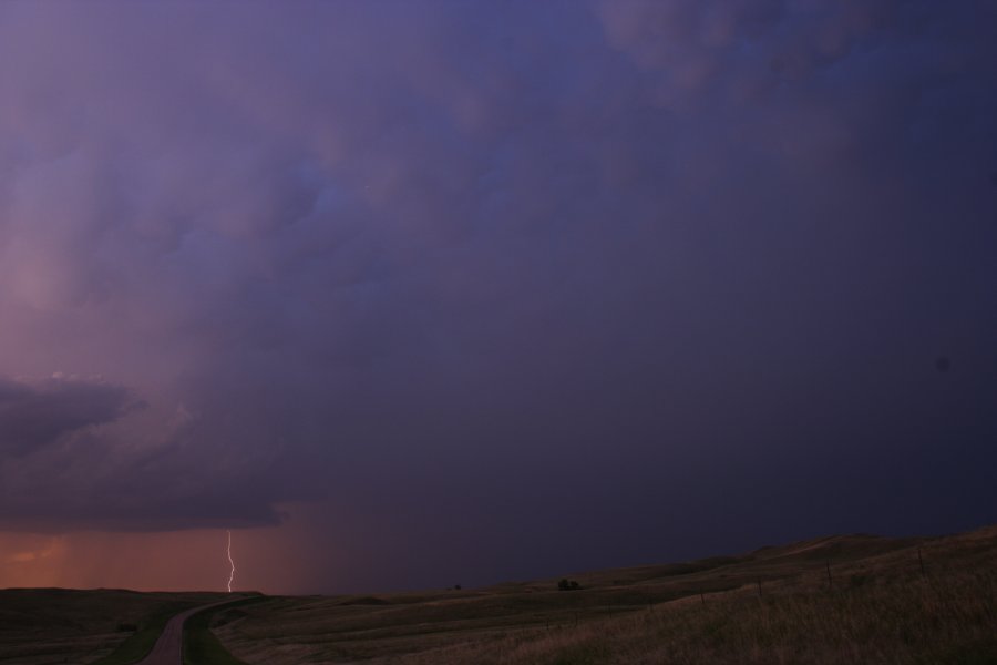 mammatus mammatus_cloud : S of Bismark, North Dakota, USA   27 May 2006