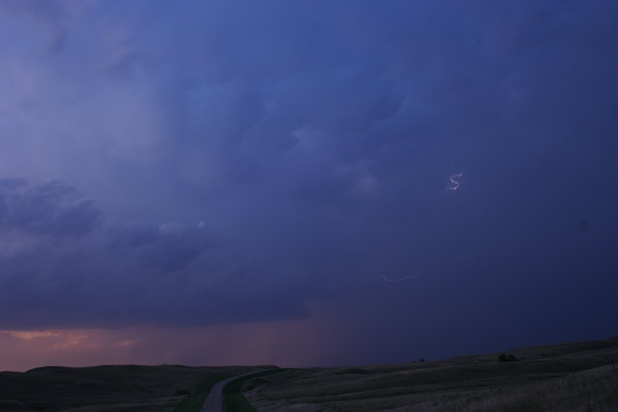 mammatus mammatus_cloud : S of Bismark, North Dakota, USA   27 May 2006