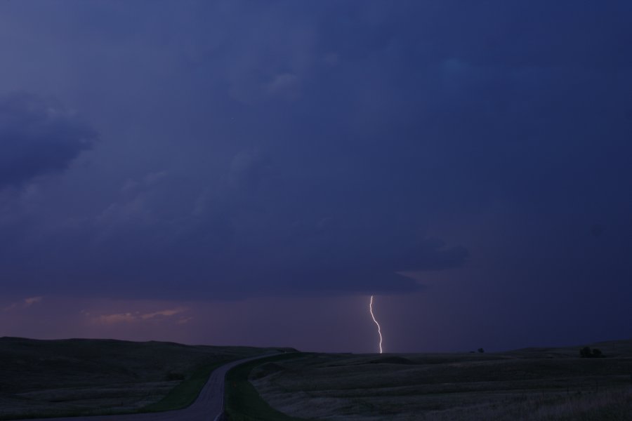 lightning lightning_bolts : S of Bismark, North Dakota, USA   27 May 2006