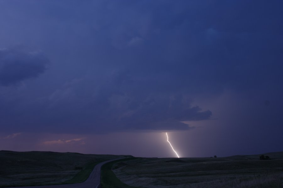 lightning lightning_bolts : S of Bismark, North Dakota, USA   27 May 2006