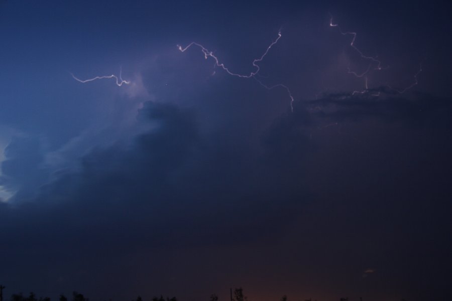 lightning lightning_bolts : S of Bismark, North Dakota, USA   27 May 2006