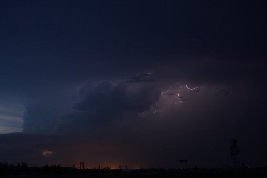 lightning lightning_bolts : S of Bismark, North Dakota, USA   27 May 2006