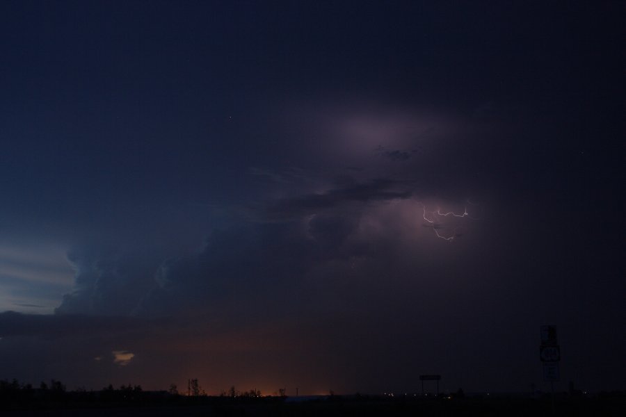 lightning lightning_bolts : S of Bismark, North Dakota, USA   27 May 2006