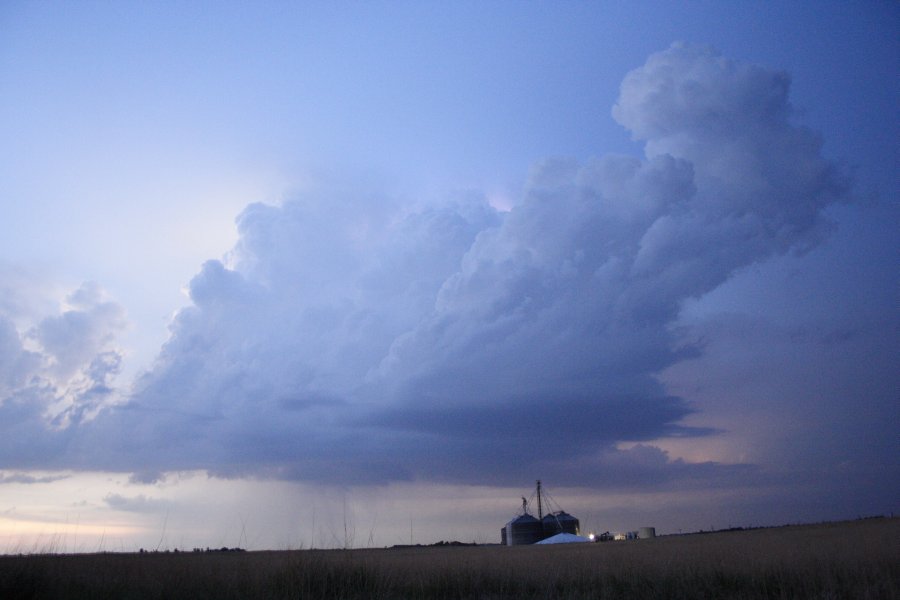 thunderstorm cumulonimbus_calvus : SE of Kinsley, Kansas, USA   29 May 2006