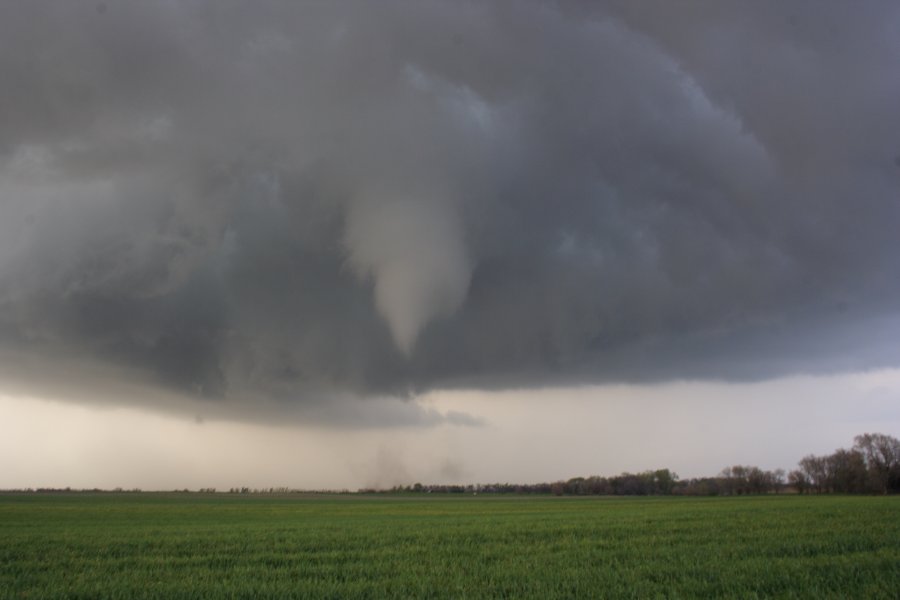 tornadoes funnel_tornado_waterspout : Nickerson, Kansas, USA   24 April 2007